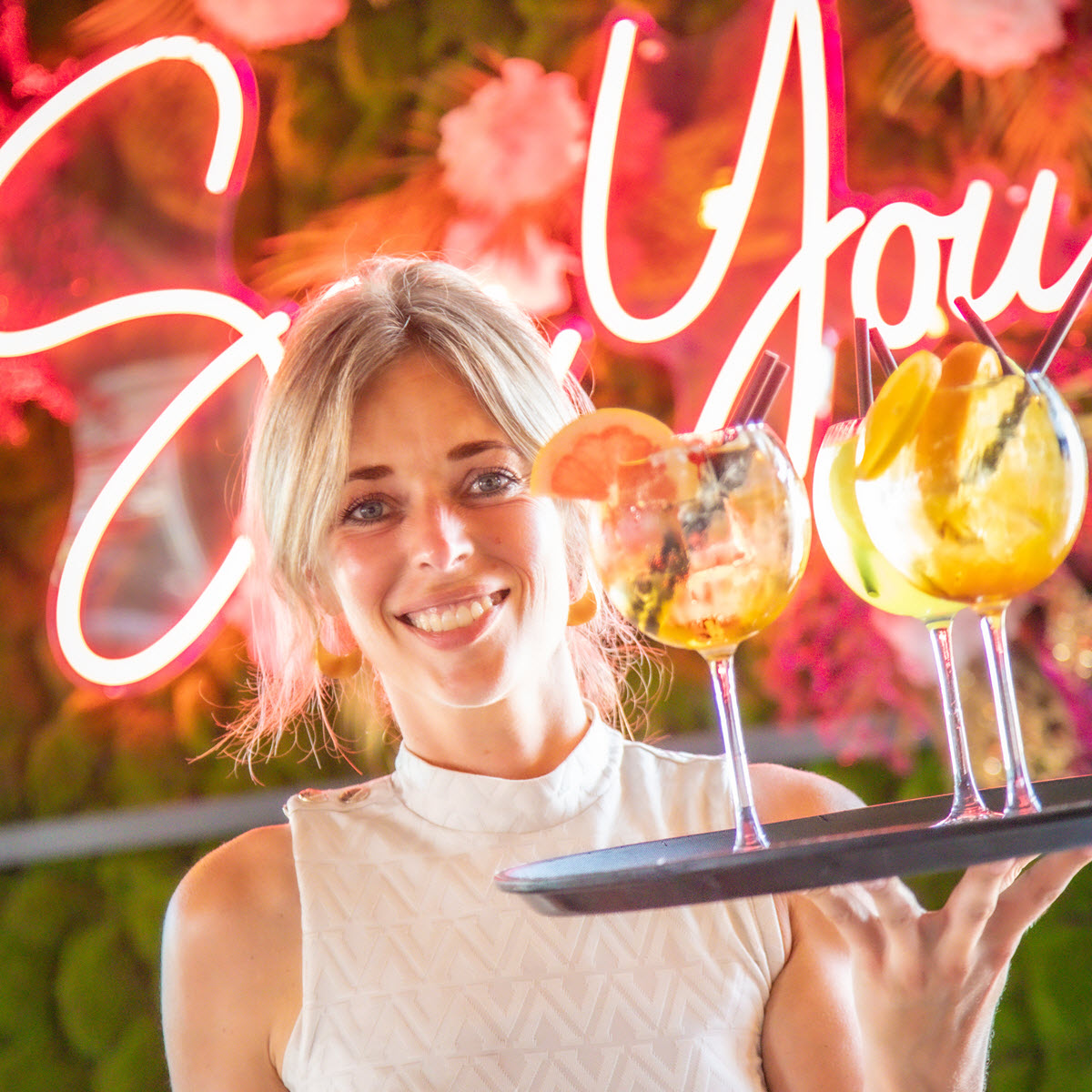 Bediening serveert cocktails bij Sea You at Ballum